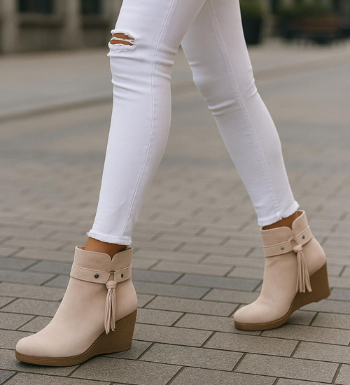 Beżowe zamszowe botki damskie na koturnie /G13-2 18212 T331/